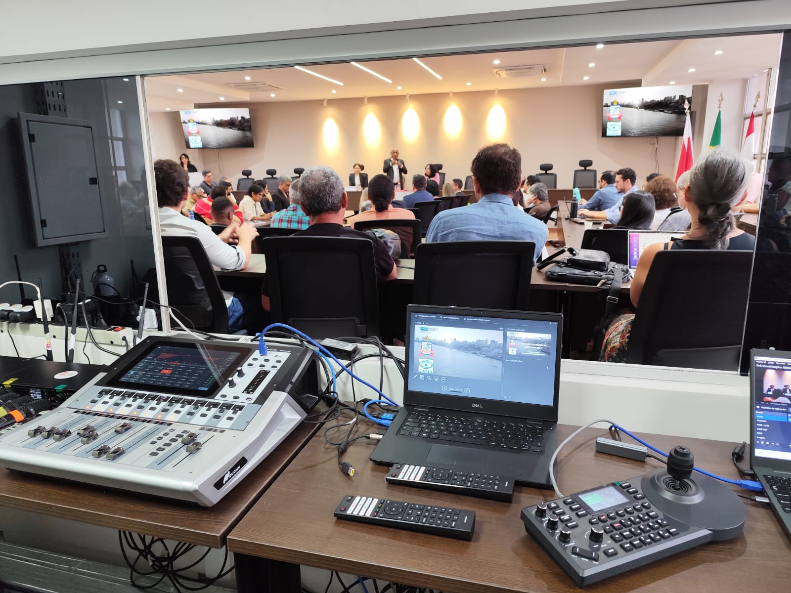 Mesa de controle e switcher em transmissão de evento corporativo