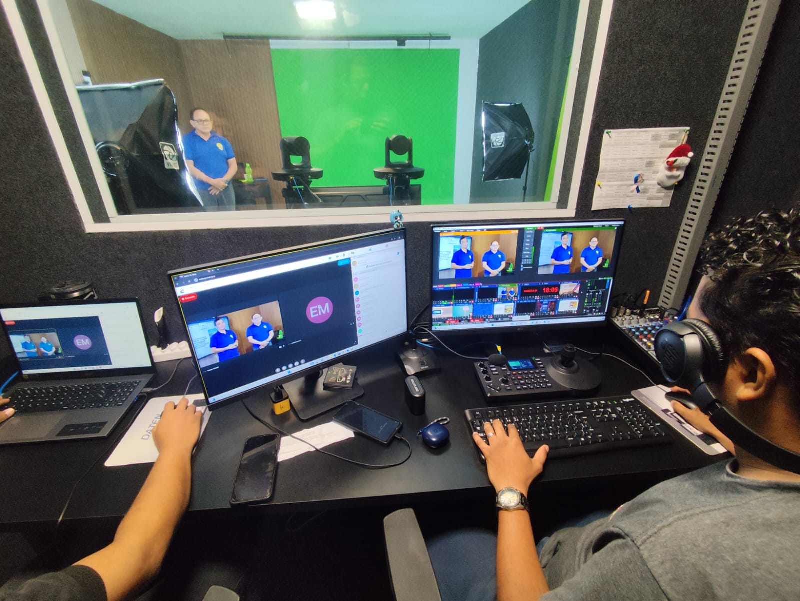 Estúdio com chroma key e operação de switcher ao vivo