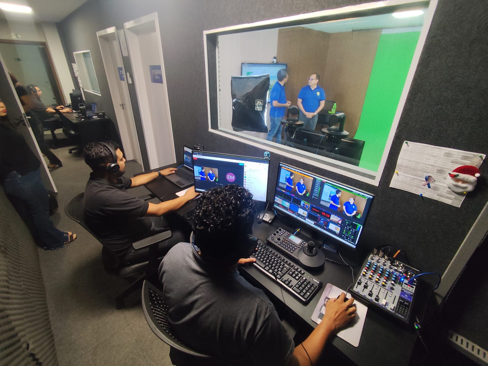 Sala de controle com PTZ, switcher e monitoramento