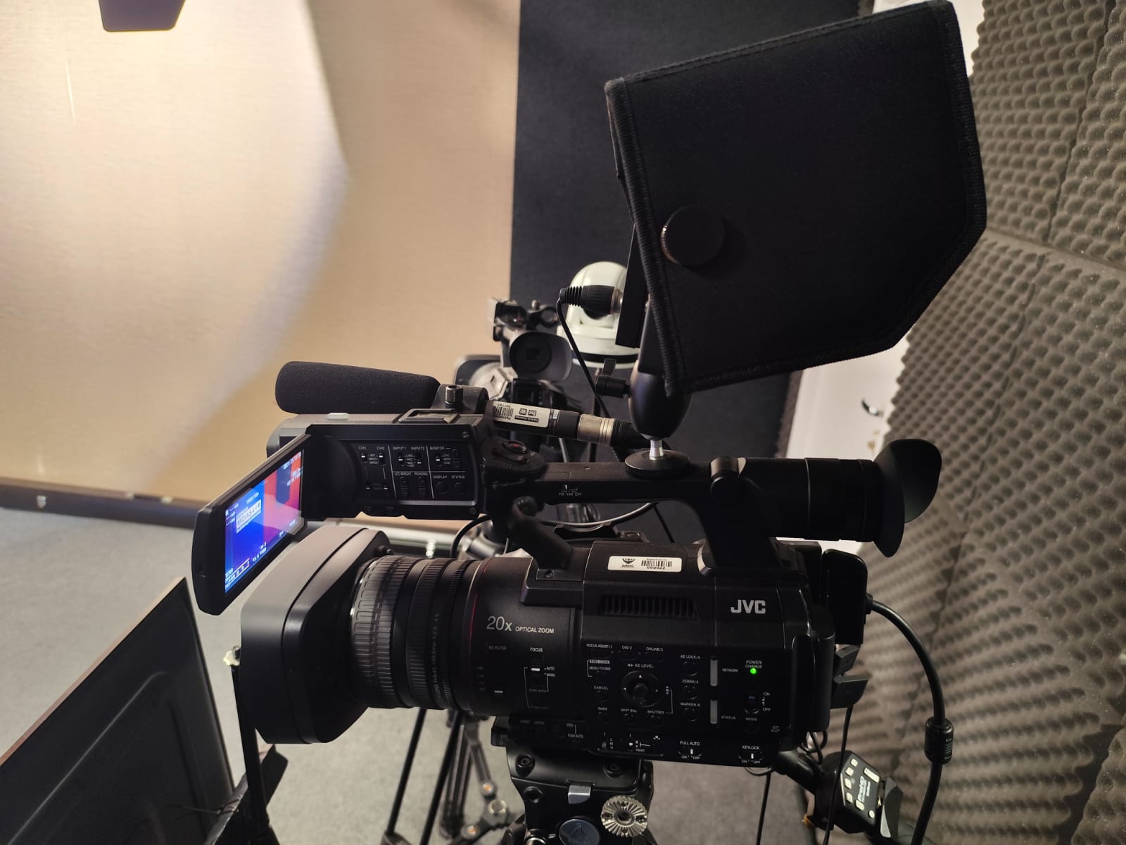 Câmera JVC profissional com teleprompter em estúdio acústico