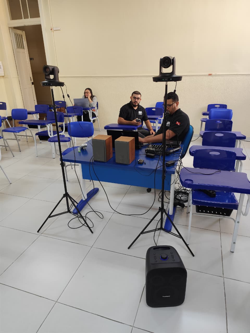 Estrutura de captação com câmeras PTZ e mesa de áudio
