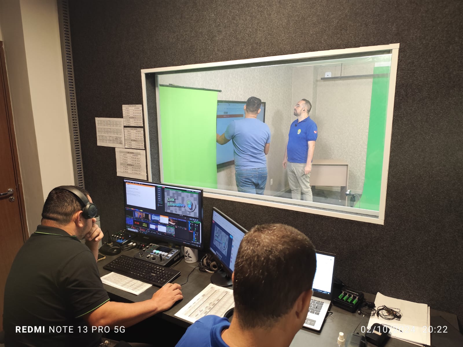 Estúdio com chroma key e controle técnico de transmissão