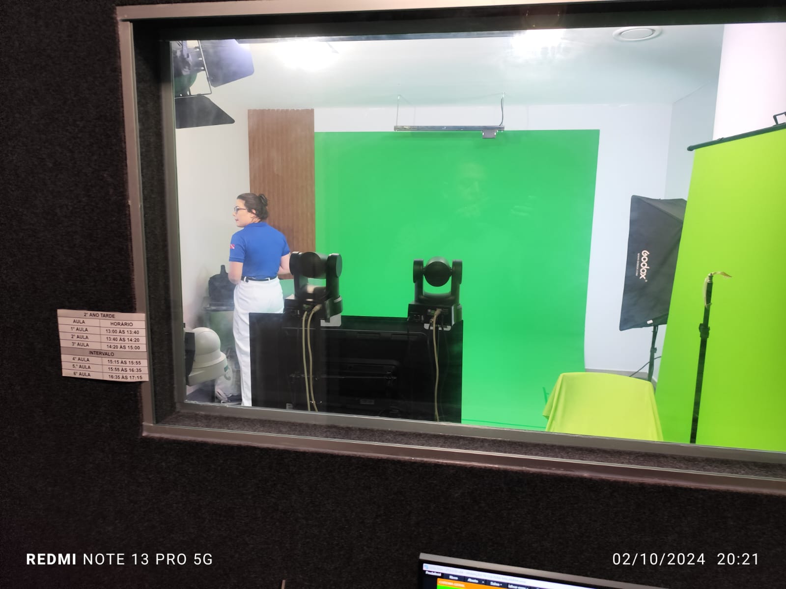 Sala de estúdio com chroma key e iluminação profissional