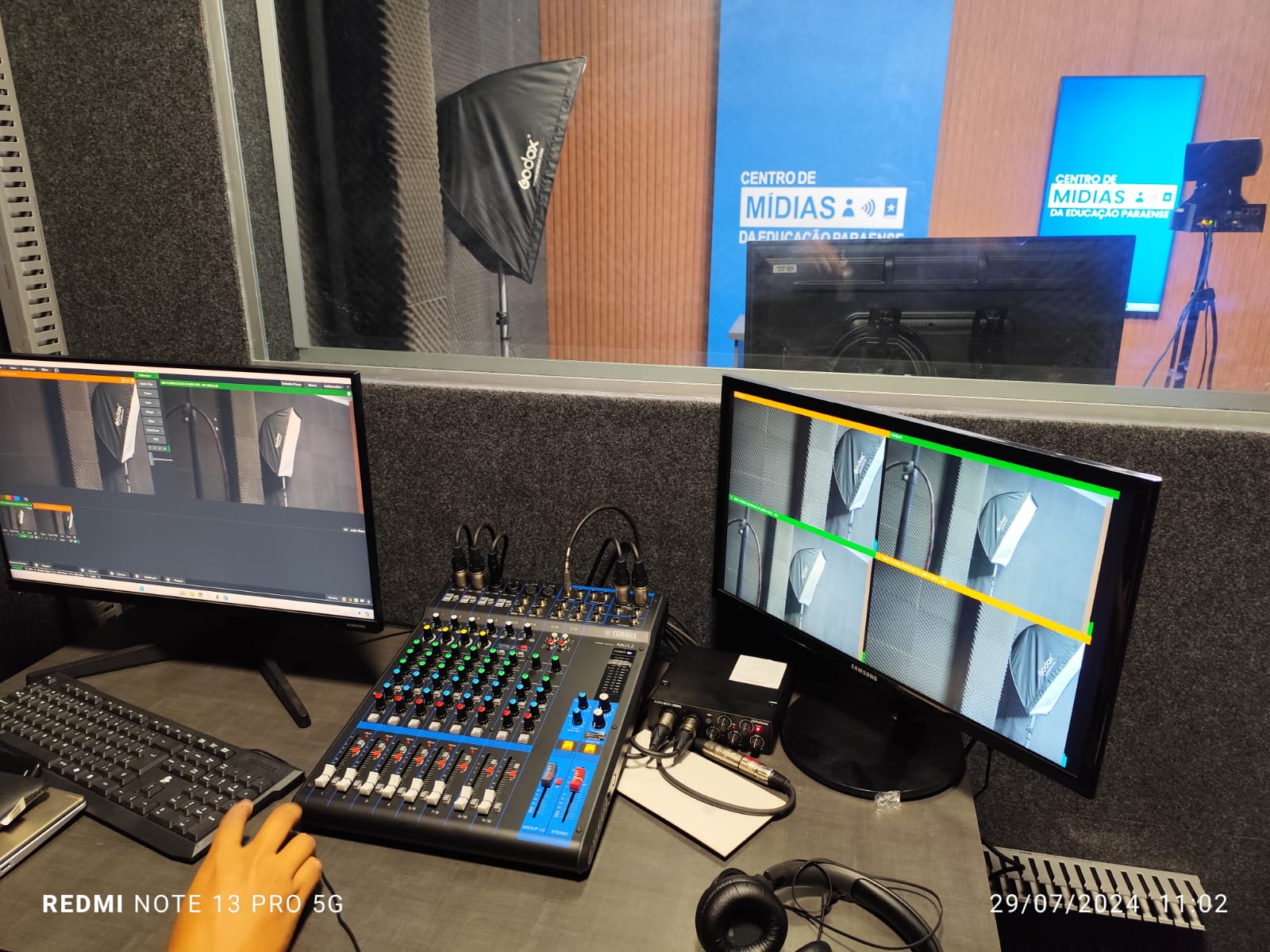 Ilha de controle com mesa de áudio Yamaha e multiview