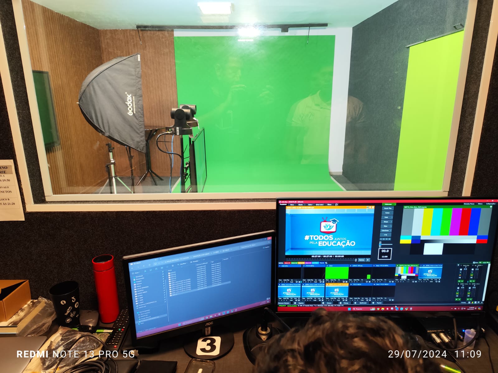 Estúdio com chroma key, PTZ e operação vMix em tempo real